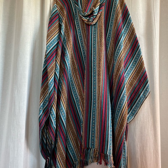 woven hooded poncho - Picture 5 of 7